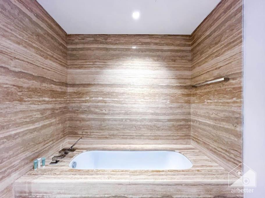 High End 1bedroom With Balcony & View * Dubai